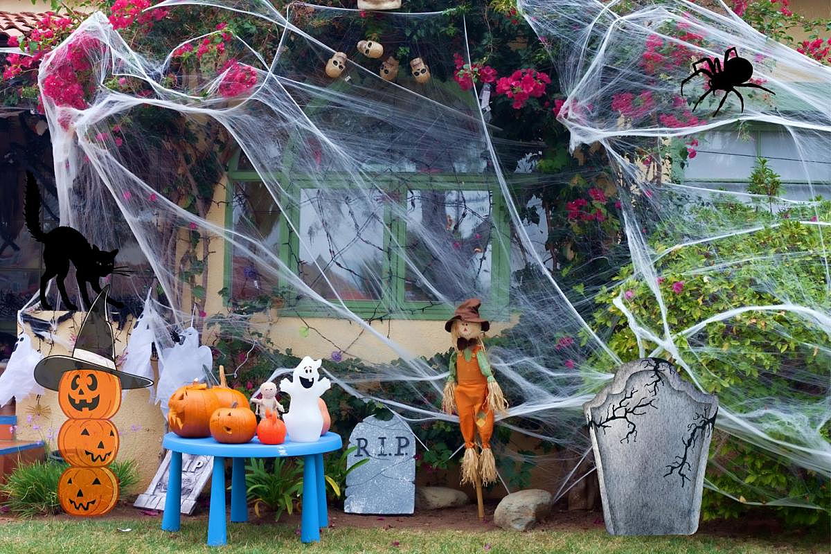 Cemetery House — 205 West 10th Street, Laurel, DE 19956 (Ticketed haunted attraction)