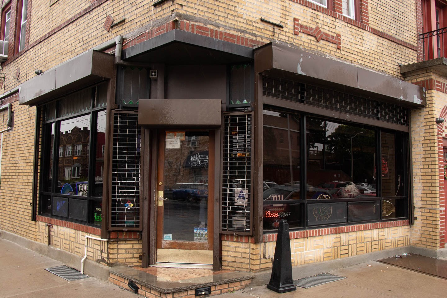 Lee's Tavern — Dongan Hills Pizza Landmark