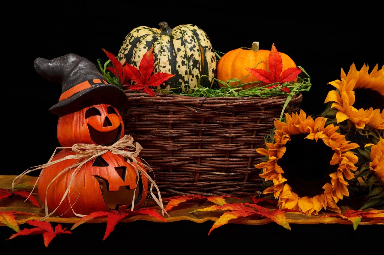 Salem Ghost Tour: Ghosts, Witches & Wicked Whispers — Nightly in October