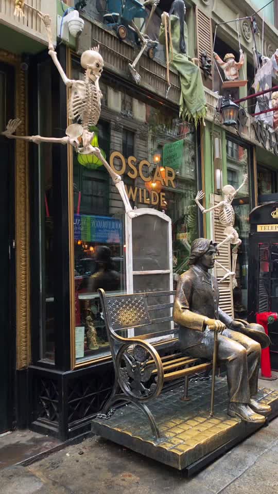 Oscar Wilde NYC Halloween Decor