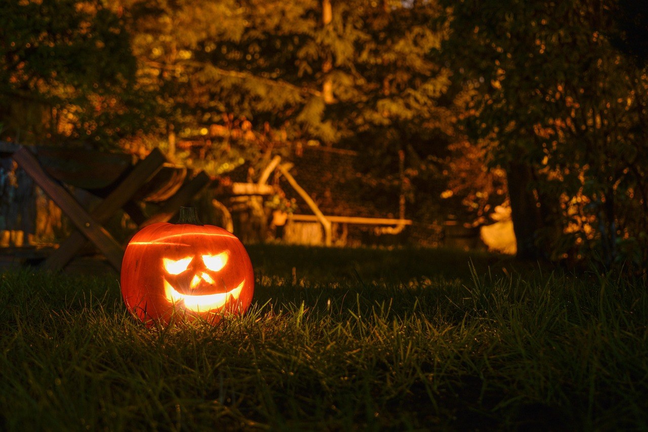 331 N Main St Halloween Display