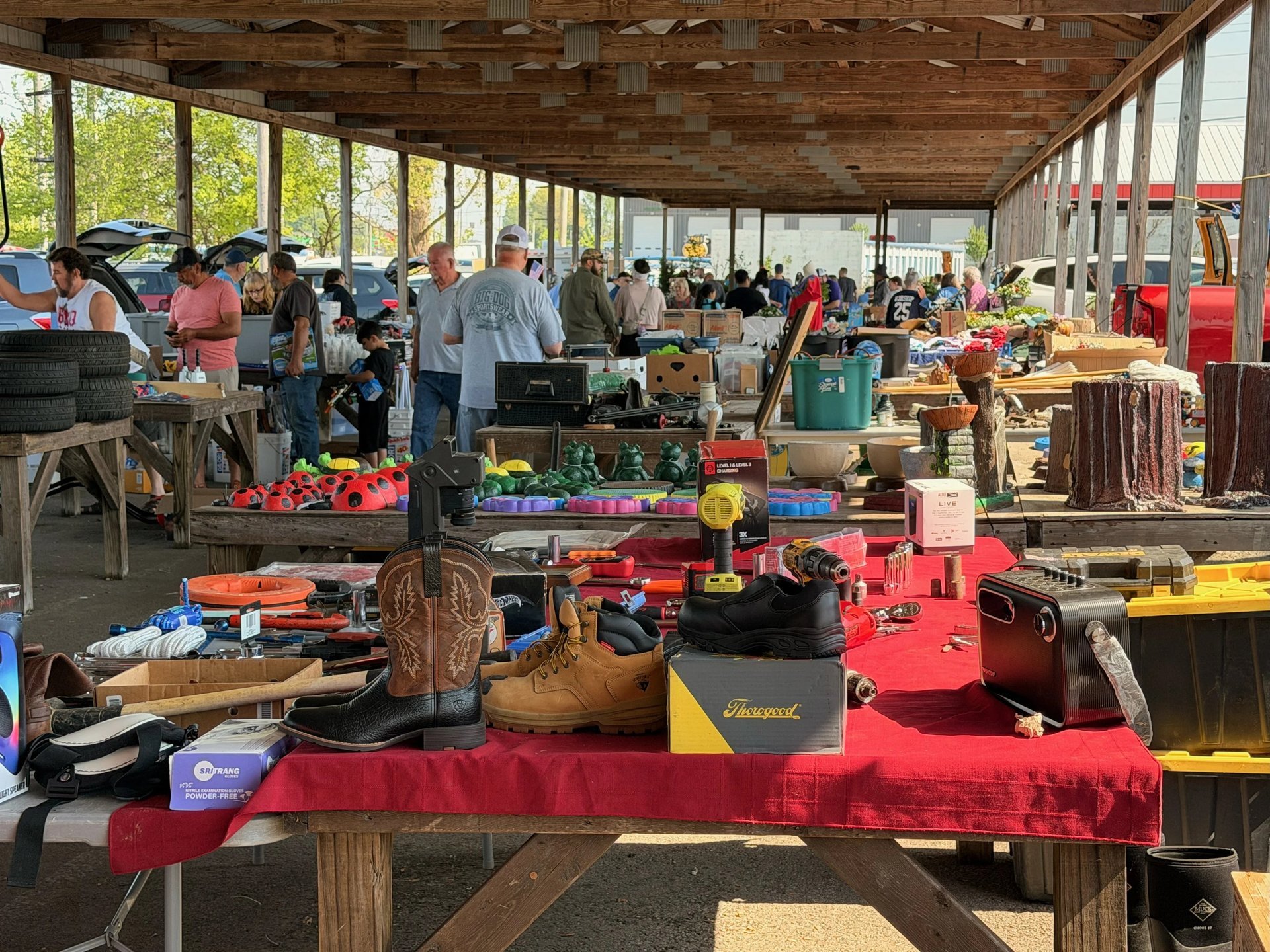 Flea Land — Bowling Green, KY · Sat & Sun 9:00 AM–5:00 PM year-round