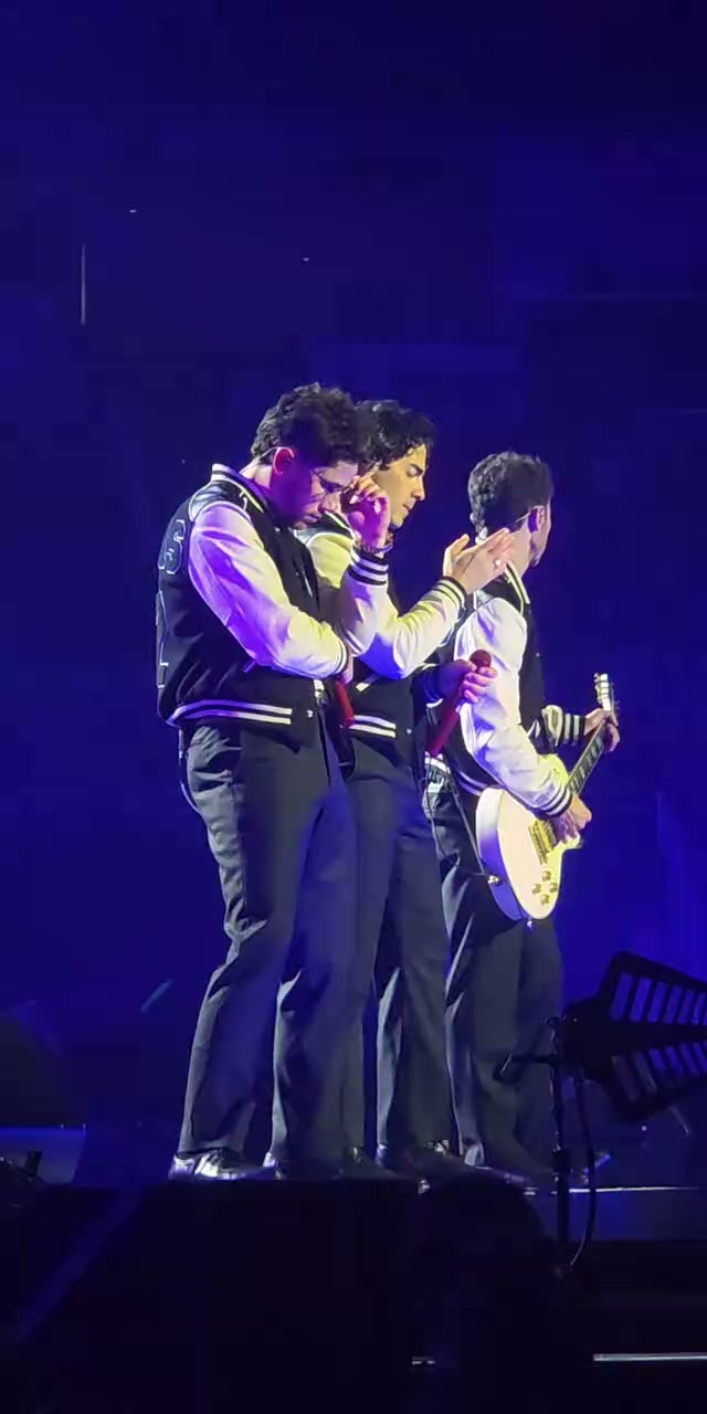 Jonas Brothers — Live