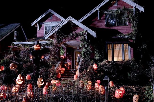 Haunted Hollows of Waldwick — 146 Lindbergh Pkwy, Waldwick, NJ (Home front-yard haunt; multiple themed scenes (pirates, 