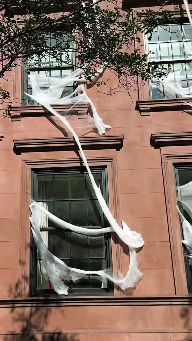 E 62nd St Stoop (3rd-Lex) — UES