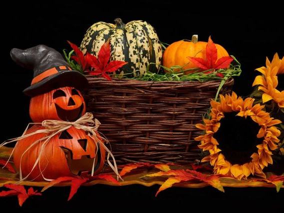 Salem Ghost Tour: Ghosts, Witches & Wicked Whispers — Nightly in October