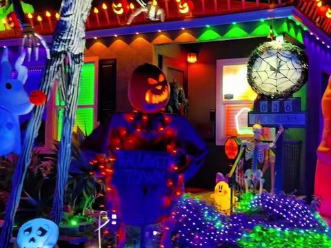 Gunn Ave Halloween House
