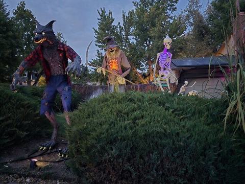 Haunted Yard w/Giants