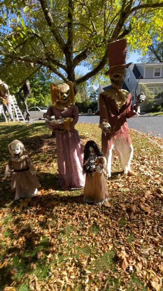 This display is wild — giant spiders, killer clowns, 12-foot skeletons — HauntMap on TikTok